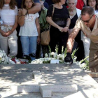 Un momento del sepelio celebrado en el cementerio de San José  en Granada  donde descansan los restos mortales de Chicho Ibáñez Serrador.