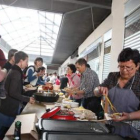 En el mercado de Cacabelos se sirvió comida ecológica.