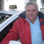 José Carlos Pérez, junto al taxi que conduce todos los días