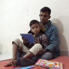 El rohinyá Saw Yedul Islam y su hijo de seis años en su vivienda en Bangkok. G.R.C