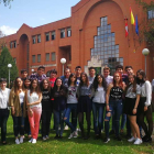 Los alumnos participantes con sus profesores ante el instituto. DL