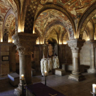 Un homenaje a los reyes leoneses en el Panteón Real, que está pendiente de ser rehabilitado por la Fundación Montemadrid