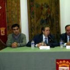 El alcalde, José Manuel Lora, en el centro durante la ponencia