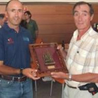 Pablo Castro Pinos, de Villoria de Órbigo, recibe el trofeo del Ayuntamiento de León