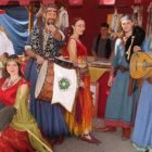 Un momento de la procesión de la Peregrina, llevada en andas por los fieles, ayer, en Sahagún.