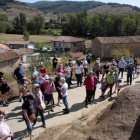 Grupo de visitantes por la calles de Colle. CAMPOS