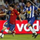 Lionel Messi intenta escaparse de un defensor del Espanyol