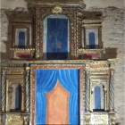 El retablo, sin la imaginería sacra, en la iglesia que está en obras. DL