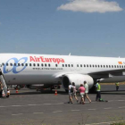 Pasajeros en la pista del aeropuerto de León rumbo a Tenerife en una imagen de archivo.