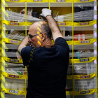 Un trabajador ordena la correspondencia en un servicio de paquetería ‘online’. ALEJANDRO GARCÍA