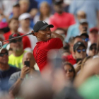 Tiger Woods estudia un putt ante seguidores, el pasado domingo