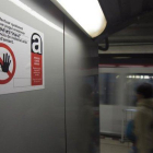 Unos carteles por riesgo de amianto alarman a los pasajeros del metro de Barcelona.