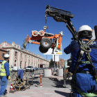 Obreros trabajando en las tareas de mejora de la calle Astorga. JESÚS F. SALVADORES