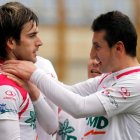 Ortiz, izquierda, fue expulsado tras no devolver el Racing el balón por lesión de Negral.