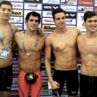 El equipo español de relevo 4x200m libres masculinos en la zona mixta tras conseguir la clasificación a los Juegos Olímpicos Río 2016 en Kazán
