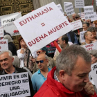 Concentración a favor de la eutanasia en el Congreso de los Diputados