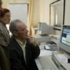 Los mayores del centro León número 2 durante las clases informáticas de manejo del euro