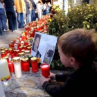 Un niño sostiene una vela en recuerdo de Haider, fallecido el sábado