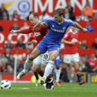 Rooney del Manchester United (i) frente a Ivanovic (d) del Chelsea durante el partido de ayer.