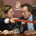 Carmen Amez (UGT) y De Santiago-Juárez, ayer, en la firma.