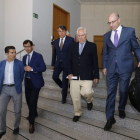 Carlos Martín Tobalina, a la derecha, a su llegada ayer a la Delegación de la Junta en León. RAMIRO