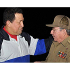 Chávez es recibido por Raúl Castro en su llegada a Cuba.