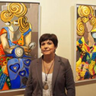 La artista ante dos de sus obras.