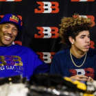 LaVar Ball, con su hijo LiAngelo en Hong Kong.