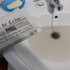 Imagen del agua en una casa de Espinoso con el periódico del día. DL