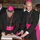 El obispo de Astorga, a la derecha, inauguró las Edades del Hombre