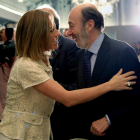 Rubalcaba saluda a Chacón, al inicio de un desayuno-coloquio en Barcelona.