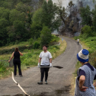 Los vecinos combaten el fuego en la aldea de Froxan, O Courel, en Lugo. EFE/ELISEO TRIGO