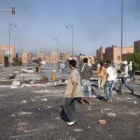 Jóvenes saharauis en una calle de El Aaiún, donde ayer se registraron múltiples incidentes.