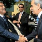 Abdullah Gul (i) estrecha la mano del líder pro-kurdo Ahmet Turk