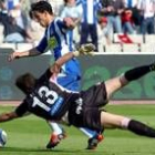 El argentino Maxi supera al portero del Zaragoza Luis García y marca el segundo gol para su equipo