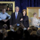Bush y su esposa presentaron dos retratos de Robert Anderson, antiguo compañero de clase del preside