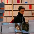 Una mujer mira los libros expuestos en un establecimiento comercial