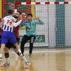 La defensa del Ademar se mostró contundente en Astorga. RAMIRO