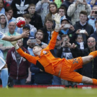 Agüero transforma un penalti en el partido entre el Manchester City y el Stoke.