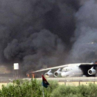 Una columna de humo se eleva del aeropuerto de Trípoli.