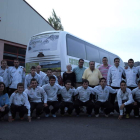 El Cistierna, foto superior, en la presentación de su autocar personalizado, y el Atlético Esparta.