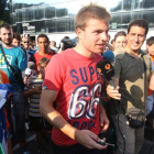 El centrocampista de la Real Sociedad pretendido por el Real Madrid, Asier Illarramendi, abandonaba ayer las instalaciones del club guipuzcoano en Zubieta, tras participar en el entrenamiento vespertino con la primera plantilla donostiarra.