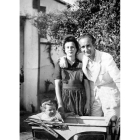 Leopoldo, su esposa Felicidad y su primer hijo, Juan Luis, en Castrillo de las Piedras. Abajo, la familia en una imagen fechada en Madrid en 1954.