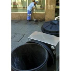 Una operaria de la limpieza realiza su trabajo en una calle de León