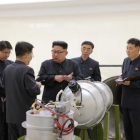 El líder de Corea del Norte Kim Jong-un inspecciona una nueva bomba de hidrógeno.