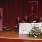 El alcalde de La Pola (hablando), Rosa Masegosa y miembros del centro leonés en Valladolid