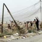 Soldado iraquíes disparan un mortero. AMEL PAIN