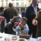 Pequeños y grandes probaron los afamados pimientos de Fresno en la plaza Mayor