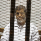 Imagen del expresidente Mohammed Mursi encarcelado tomada el 8 de mayo del 2014.