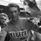 Roger Pingeon posa en el velódromo del Parque de los Príncipes tras ganar el Tour de Francia de 1967.
